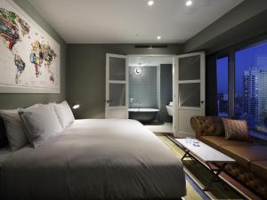 เตียงในห้องที่ Shinjuku Granbell Hotel