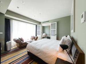 เตียงในห้องที่ Shinjuku Granbell Hotel