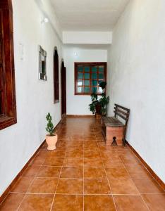 un pasillo con un banco en una habitación en Casa Madre Santa, en Aguascalientes