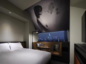 เตียงในห้องที่ Shinjuku Granbell Hotel