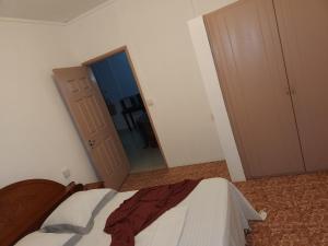 een slaapkamer met een bed en een spiegel bij Room & Scooter Rental - Mont Choisy in Grand Baie