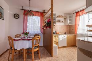 - une cuisine avec une table et des chaises dans la chambre dans l'établissement Spacious App Breza With Amazing View - Happy Rentals, à Kojsko