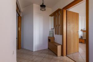 un couloir avec une porte menant à une chambre avec une cuisine dans l'établissement Spacious App Breza With Amazing View - Happy Rentals, à Kojsko