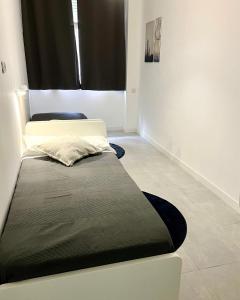 2 Betten in einem Zimmer mit Fenster in der Unterkunft Casa Bandi in Madrid