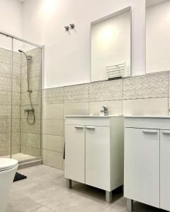uma casa de banho com um WC, um lavatório e um chuveiro em Casa Bandi em Madrid