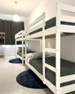 馬德里的住宿－Casa Bandi，一间卧室配有两张双层床。