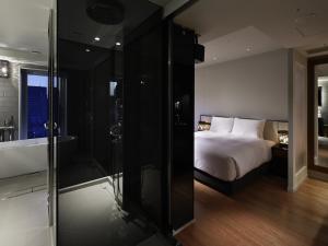 เตียงในห้องที่ Shinjuku Granbell Hotel