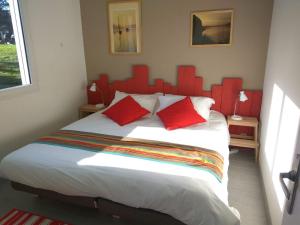 - une chambre avec un grand lit et une tête de lit rouge dans l'établissement Gite Loire et Bois, à Saint-Martin-sur-Ocre