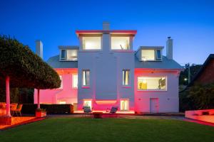 une grande maison de couleur rose et blanche dans l'établissement Welcome to Belvoir, West Launceston, à Royal Park