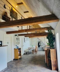 una cucina e una sala da pranzo con travi in legno di Doppelzimmer 2 a Højer