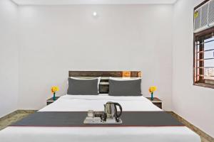 een hotelkamer met een bed met een waterkoker erop bij The Royal Fern in Farrukhnagar