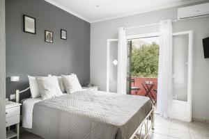 Postel nebo postele na pokoji v ubytování Ionian Sea View Apartments at Barbati by Konnect