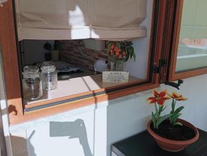 A kitchen or kitchenette at Le stanze colorate di Corsano