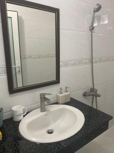 y baño con lavabo y espejo. en Khách sạn Tường Minh, en Cao Lãnh