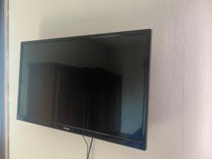 une télévision à écran plat accrochée au mur. dans l'établissement Rafin’s turistico agricoltura, à Malcontenta