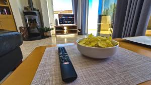 TV a/nebo společenská místnost v ubytování Grapevines Villas Makrygialos