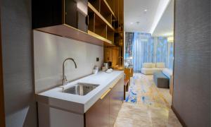 Majoituspaikan Velero Hotel Doha Lusail keittiö tai keittotila
