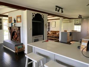 uma cozinha com um balcão e uma sala de estar em GARRU FARM…. A perfect rustic farm stay near Orange em Orange