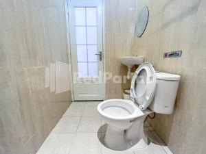 Bathroom sa JENGGO Riverside Mitra RedDoorz near Kampung Inggris Pare