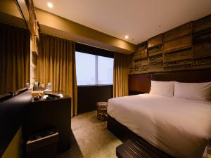 เตียงในห้องที่ Shinjuku Granbell Hotel