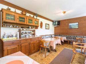 un restaurante con 2 mesas y una barra en una habitación en Contemporary Apartment in Maishofen near Ski Area, en Maishofen