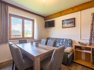 sala de estar con mesa y sofá en Contemporary Apartment in Maishofen near Ski Area, en Maishofen