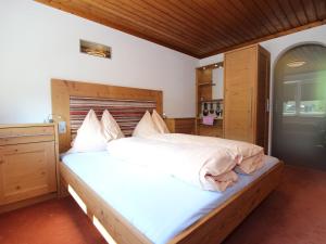 Ein Bett oder Betten in einem Zimmer der Unterkunft Modern Holiday Home in Maria Alm near Ski Area