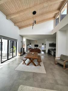 una sala de estar con una mesa y un sofá en The Elegant Beach House, en Swakopmund