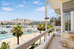 einen Balkon mit Blick auf den Yachthafen in der Unterkunft Athens Luxury Getaway - Pasalimani City Oasis in Piräus