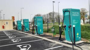 eine Reihe tragbarer Toiletten auf einem Parkplatz in der Unterkunft Campanile Hotel Beauvais in Beauvais