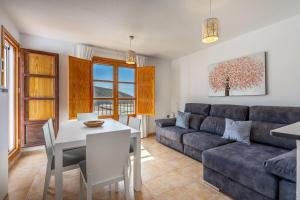 a living room with a couch and a table at Villa picena las alpujarras in Picena