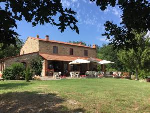 Aed väljaspool majutusasutust Campo Di Carlo