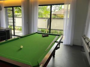 un tavolo da biliardo in un soggiorno con di D'Cove Villa Private Pool Kuantan a Kuantan