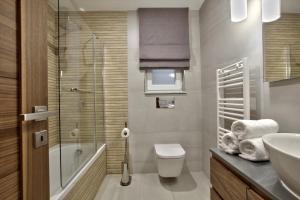 een badkamer met een toilet, een wastafel en een douche bij Sea Front Spacious Valletta Views Apartments in Sliema