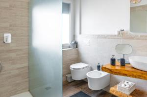 uma casa de banho com um WC e um lavatório em Verona - Sweety Apartment with Balcony! em Verona