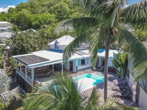 - une vue aérienne sur une maison avec une piscine dans l'établissement Villa lEcrin, à Les Trois-Îlets