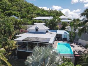 - une vue aérienne sur une maison avec une piscine dans l'établissement Villa lEcrin, à Les Trois-Îlets