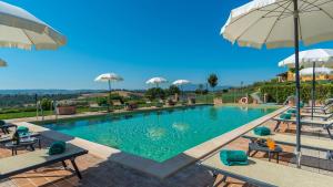 The swimming pool at or close to Poderina dei Poggi 16, Emma Villas