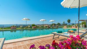 The swimming pool at or close to Poderina dei Poggi 16, Emma Villas