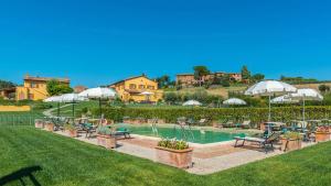 The swimming pool at or close to Poderina dei Poggi 16, Emma Villas