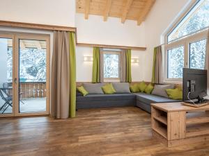Luxury Chalet in Saalbach Hinterglemm with Sauna في سالباخ هينترغليم: غرفة معيشة مع أريكة وتلفزيون