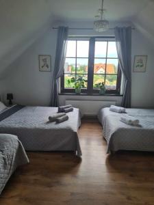 1 Schlafzimmer mit 3 Betten und einem Fenster in der Unterkunft Rumiankowa Bis in Puck