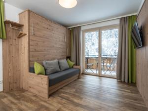 Luxury Chalet in Saalbach Hinterglemm with Sauna في سالباخ هينترغليم: غرفة معيشة مع أريكة وشرفة