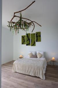 1 dormitorio con 1 cama con hiedra en la pared en Manoir des Rêves Sauvages, en Parentignat