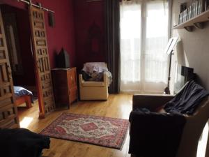 - un salon avec un canapé et une chaise dans l'établissement art Lançon, à Lançon-Provence