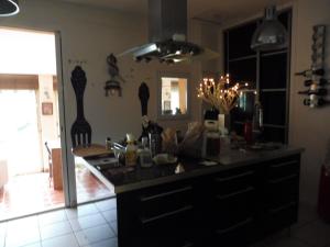 eine Küche mit einer schwarzen Arbeitsplatte in einem Zimmer in der Unterkunft art Lançon in Lançon-Provence
