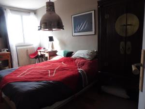 - une chambre avec un lit et une couverture rouge dans l'établissement art Lançon, à Lançon-Provence