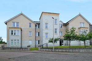 een appartementencomplex op de hoek van een straat bij Lovely Aberdeen Home close to the Scottish Coast in Aberdeen