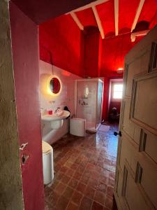 baño con techo rojo y lavamanos en Habitación en Casa Señorial del Siglo XVI con Caballos, en Ametlla