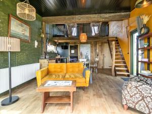 卡蘭茨奧赫的住宿－Quaint Bungalow in Callantsoog with Garden，客厅配有沙发和桌子
